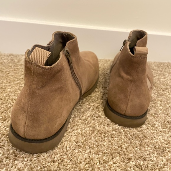 NWOT STEVE MADDEN Sand Suede Chelsea Boots - Picture 7 of 9